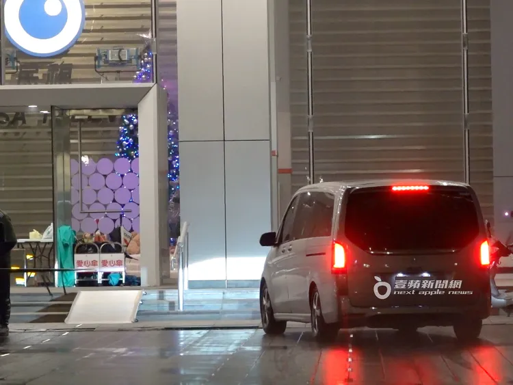 徐懷鈺搭乘賓士保母車到民視電視台錄影。特勤中心攝