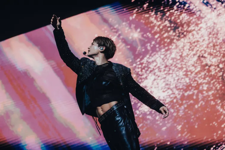 珉豪以帥氣亮片裝登場，冰塊腹肌若隱若現。開麗娛樂提供