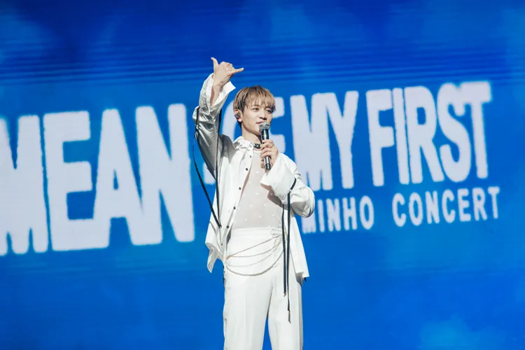 珉豪身穿白色薄紗上衣，被粉絲拱脫掉，調皮回「才不要咧」。開麗娛樂提供