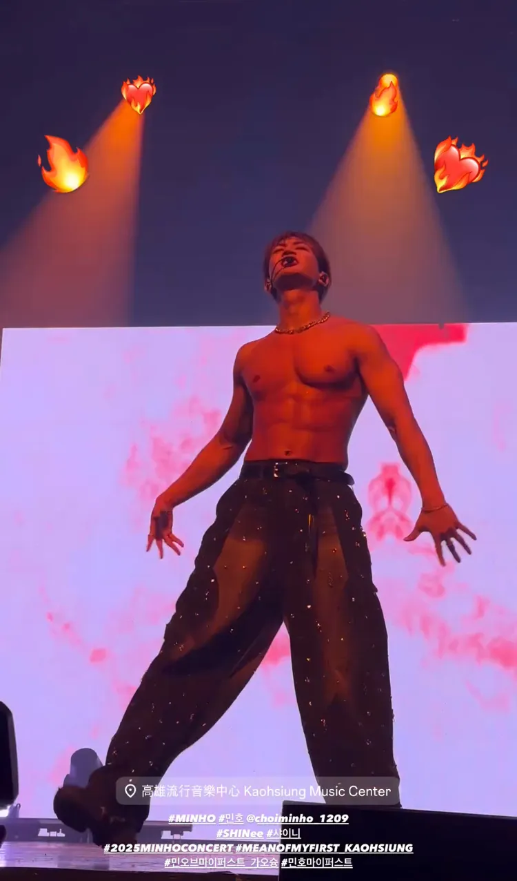 珉豪在演唱《Something About U》脫了。翻攝SHINee IG