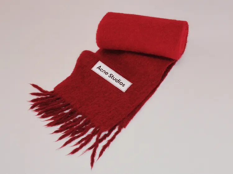 馬海毛圍巾以正紅漸變暈染色洋溢春節喜慶。品牌提供