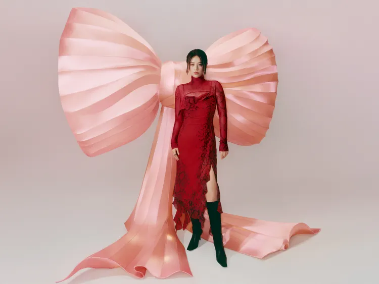 馬思純身上的Acne Studios褶飾肩帶洋裝、緊身上衣皆以蟒蛇紋印花點綴。品牌提供