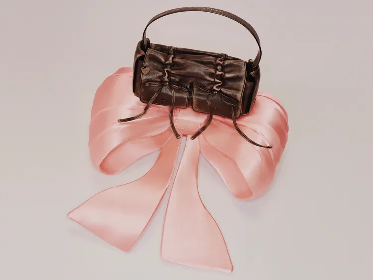 Acne Studios新春系列也端出限量款的Bowlina保齡球壓紋皮革提包。品牌提供