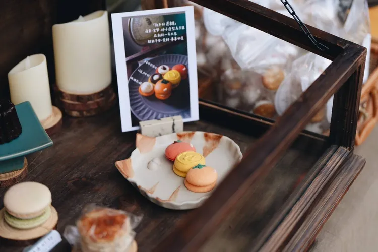  2024年嶼浪市集金獎得主「Le Petit Voyage Pâtisserie小旅行手作甜點」推出，蘋果、金幣、柿子造型馬卡龍。高市青年局提供