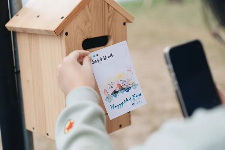 青創市集現場提供免費限定版新年明信片，讓民眾寄出新年新希望。高市青年局提供