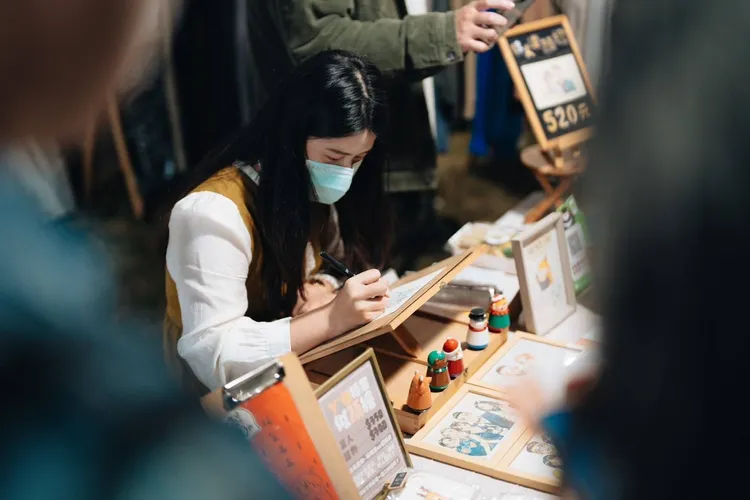 青創市集提供似顏繪服務，讓民眾用不一樣的方式留下珍貴跨年記憶。高市青年局提供