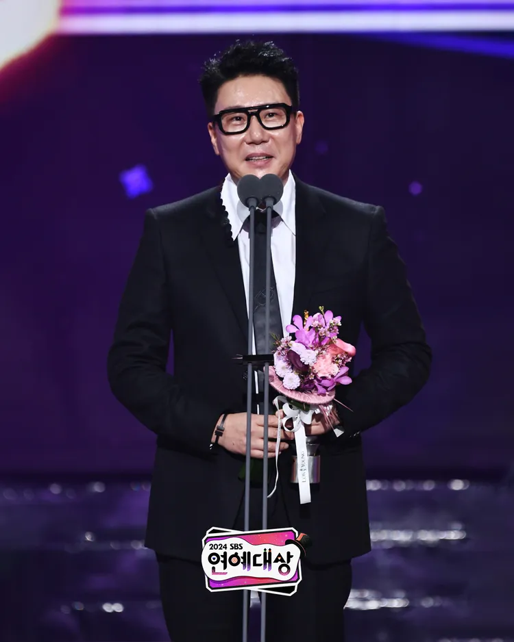 李尚敏拿到製作人獎。翻攝SBS