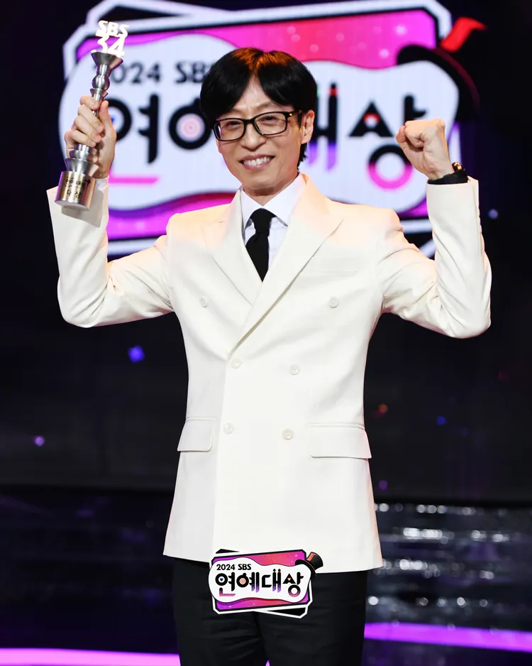 劉在錫高舉獎座「我做到了」。翻攝SBS