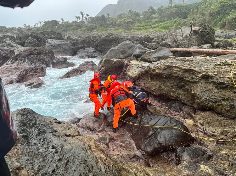 岸巡人員將遭浪卷走的林男救起。海巡署提供