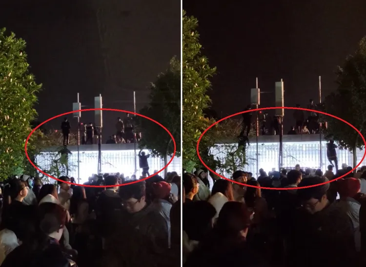 民眾是從公廁的欄杆爬上屋頂觀看表演及煙火。翻攝「爆料公社」