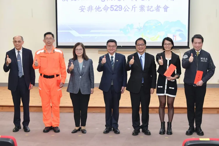 行政院長卓榮泰南下慰勉有功人員。行政院提供