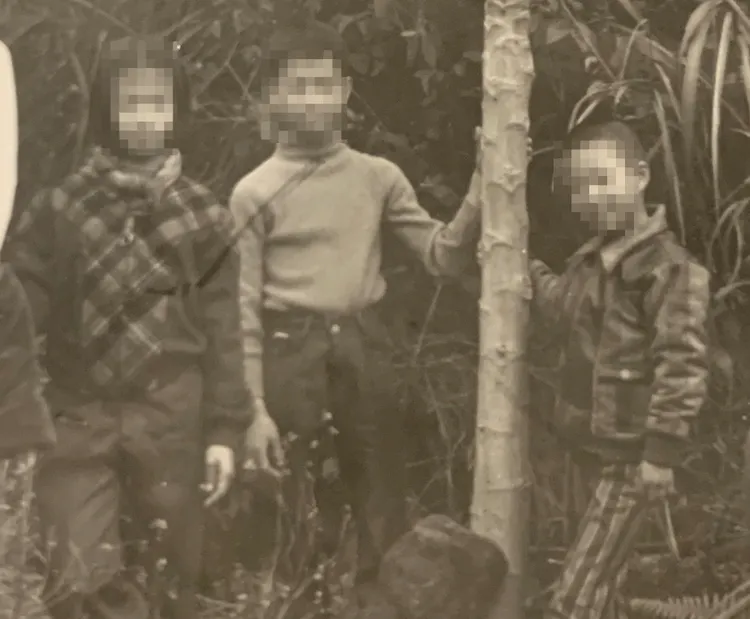 李男（中）與姐姐（左一）。翻攝畫面