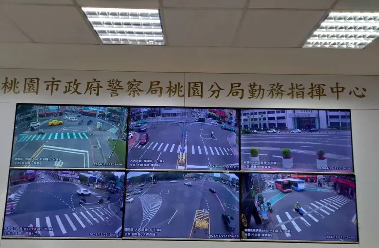 桃園分局勤務指揮中心設立天羅地網電視牆，監控轄區各重要路口即時路況，遇壅塞立即調度交通快打警力疏導。警方提供