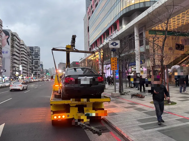 事故車拖吊。警方提供