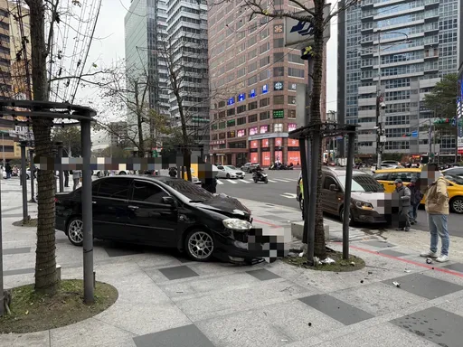 北市信義區兩車擦撞 驚險!1車直衝捷運站入口人行道