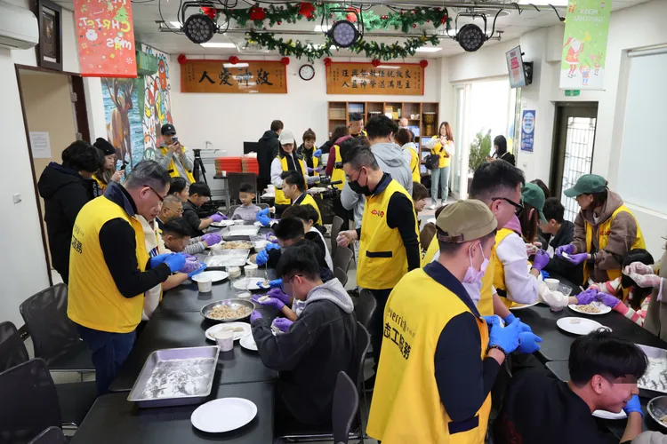 昇恆昌免稅商店志工們與院生們一起包水餃，提前圍爐。昇恆昌免稅商店提供