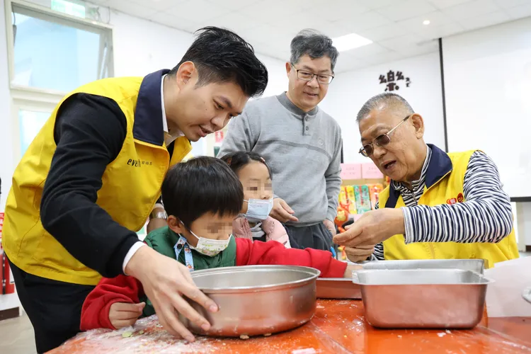 昇恆昌免稅商店董事長江松樺（右一）、昇恆昌免稅商店總經理江建廷（左一）和「樂活育幼院」的孩童一起搓湯圓，場面溫馨。昇恆昌免稅商店提供