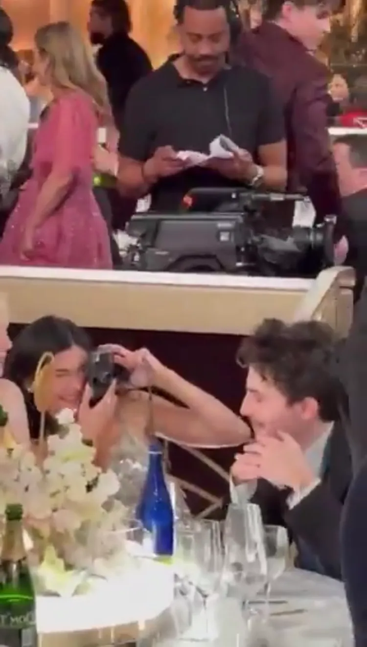 Kylie Jenner拿起相機狂拍男友「甜茶」。翻攝upuknews X