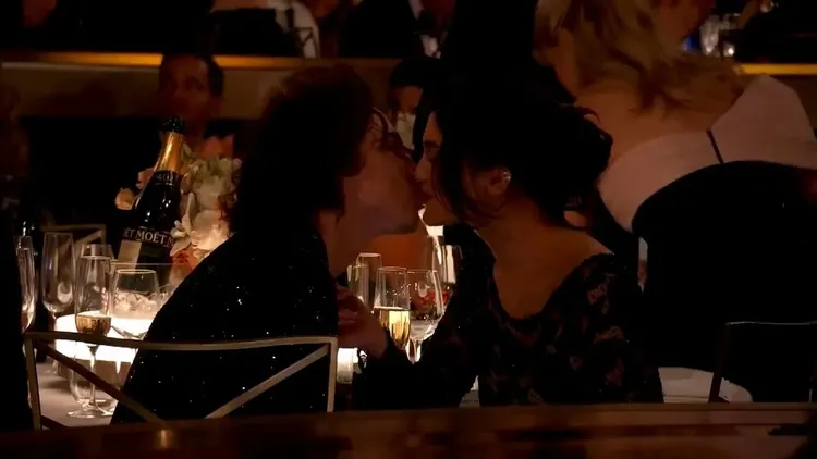 2人在去年金球獎上也被捕捉到熱吻畫面。翻攝goldenglobes X