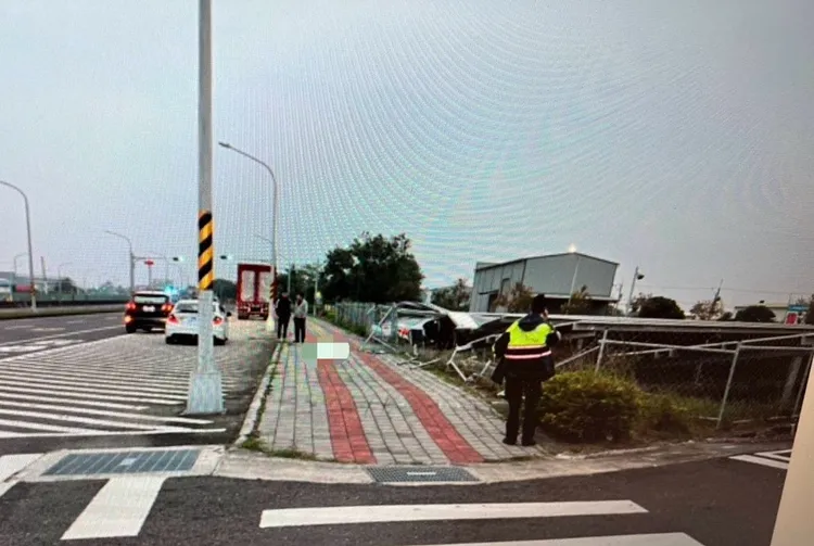 石男事發時未與其他車輛發生碰撞，就從外側車到一路撞入農田。民眾提供