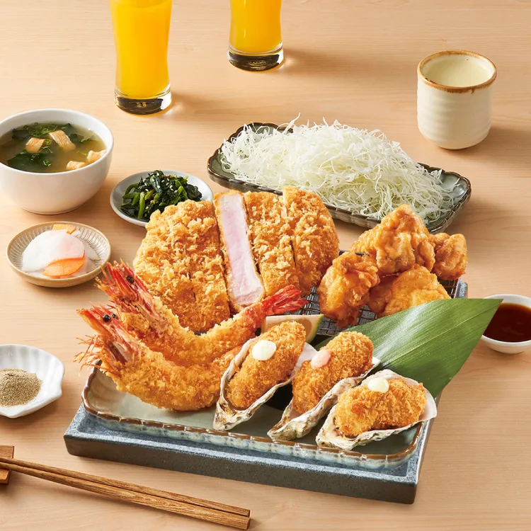 「品田牧場」推出「好蛇成雙雙人套餐」，一次享用到招牌黃金豬排、日式唐揚雞、香酥海老及酥炸牡蠣等人氣海陸菜色。業者提供