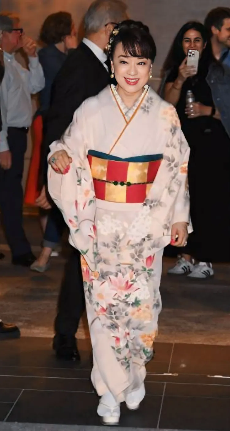 74歲翁倩玉一身優雅和服現身宣傳新戲。圖／大大娛樂提供