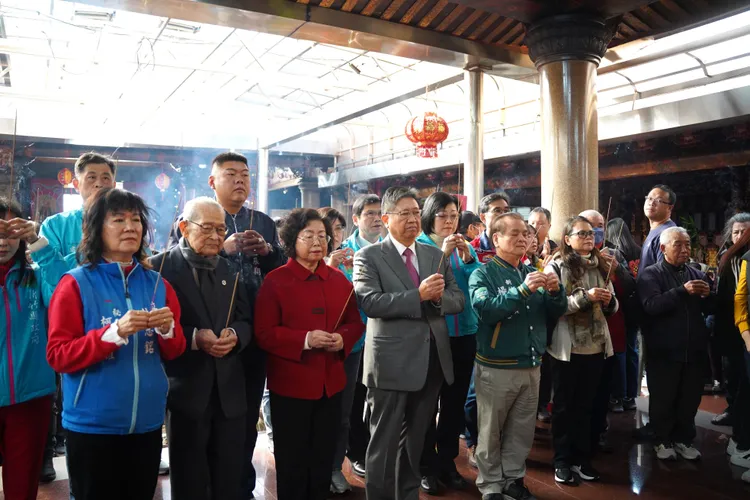 楊文科祈求風調雨順。新竹縣府提供