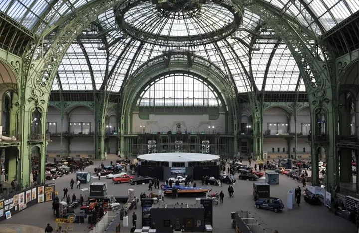 作為巴黎文化與展覽的核心地標，大皇宮曾舉辦2024年巴黎奧運會活動、藝術巴塞爾（Art Basel Paris+）及奢侈品牌香奈兒時裝秀等重要活動。Bonhams | Cars提供