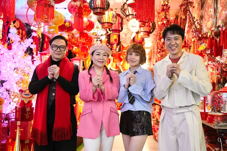 張秀卿領軍同門歌手蕭玉芬、七郎與沈建豪逛春聯大街拜早年。彭欣偉攝