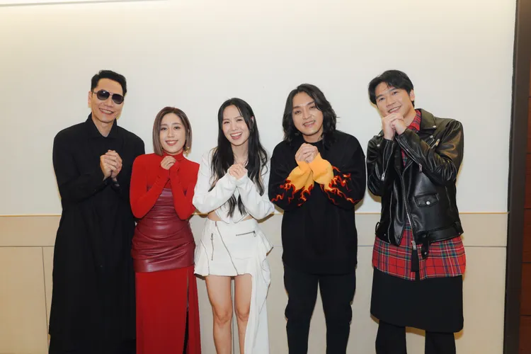 孫盛希（中）與小男孩樂團提早拜年。圖／滾石唱片提供