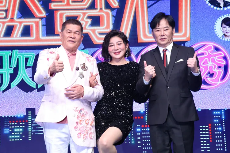 陽帆（右起）、王彩樺與澎恰恰今出席「真愛秀．藍寶石大歌廳」演唱會售票記者會造勢。莊宗達攝