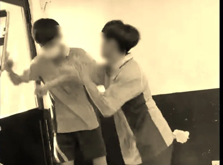 周同學將王同學逼到角落狂毆猛揍，不斷拳腳輸出，被害人根本無力還手，只能站著挨打。投訴人提供