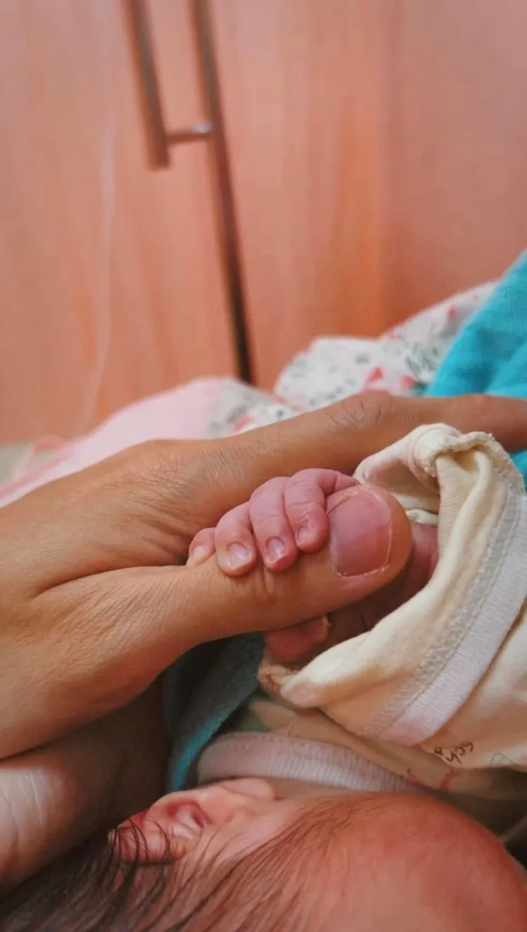 寶寶小手拉爸爸的大手。翻攝蕭閎仁臉書