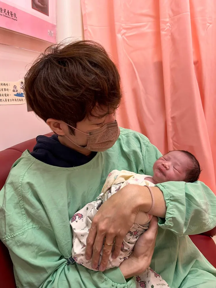 蕭閎仁抱著寶寶，心中充滿當爸的喜悅。翻攝蕭閎仁臉書