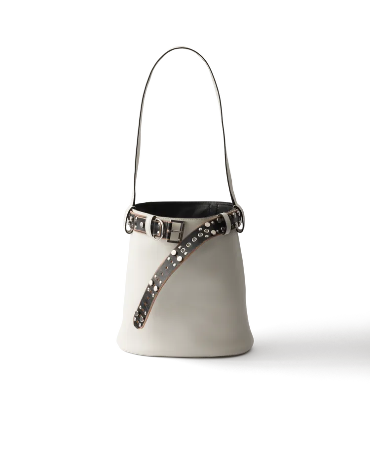 PRADA皮革水桶包，18萬元。品牌提供