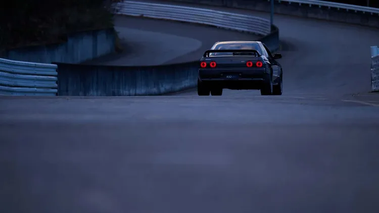 本的2.6升雙渦輪直列六缸引擎被兩具電動馬達取代，每顆馬達可輸出215匹馬力，全車綜合輸出達429匹馬力。原廠照片