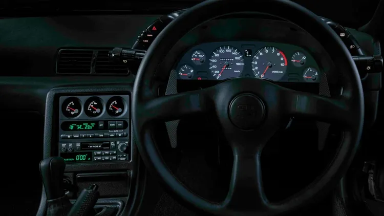 內裝方面團隊盡量保留原始設計，儀錶以高解析度數位螢幕取代傳統儀表，提供關鍵駕駛數據，同時保留了原版的經典外形。原廠照片