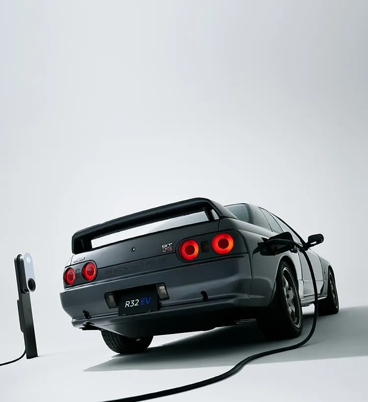 電池部分採用來自Nissan Leaf Nismo賽車的62 kWh電池組，為了安裝電池，後座因此也被移除。