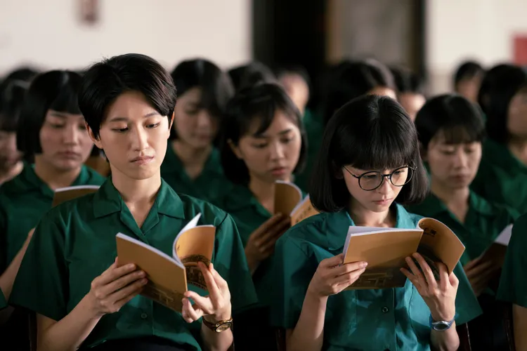 黃稚玲（左）、陳姸霏飾演夜校同班同學。興揚電影提供