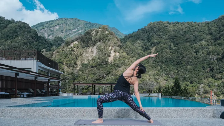 飯店推出駐村瑜珈計畫，由專業瑜珈老師為旅客帶來晨間與月光瑜珈課程。太魯閣晶英提供