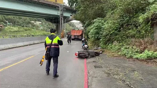 基隆女疑超車「這原因」自摔 「捲砂石車底」遭輾亡