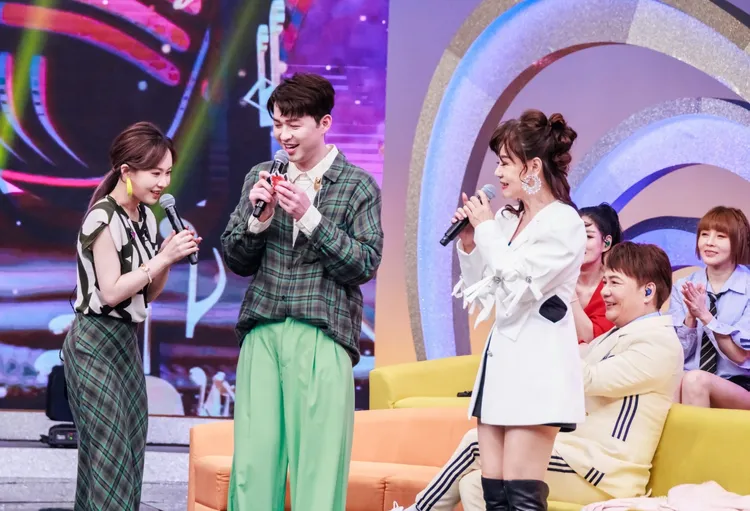 杜忻恬（左起）、李子森歌聲被龍千玉力讚無懈可擊。中視提供