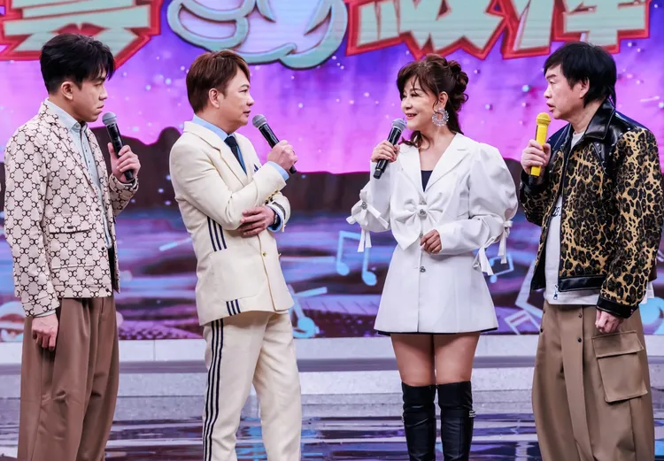 龍千玉（右二）和袁小迪（左二）對唱。中視提供