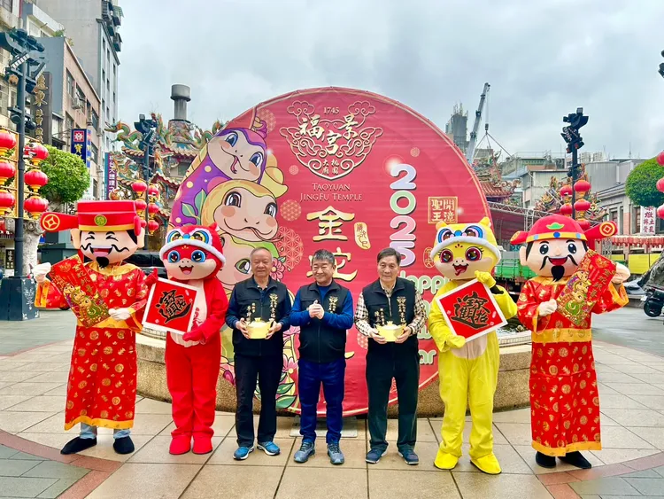 景福宮準備「開漳聖王 招財平安掛飾」，參加拜頭香每位可領一組。民眾提供