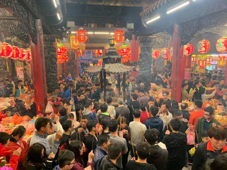 大甲鎮瀾宮每年除夕夜開廟門後，都吸引大批民眾參拜。翻攝大甲鎮瀾宮臉書