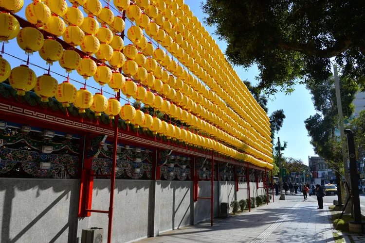 龍山寺外目前已經掛起平安燈。翻攝自財團法人台北市艋舺龍山寺