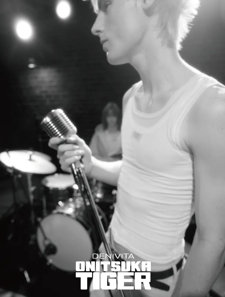 「ONITSUKA TIGER DENIVITA」系列在設計上融入搖滾風格。品牌提供