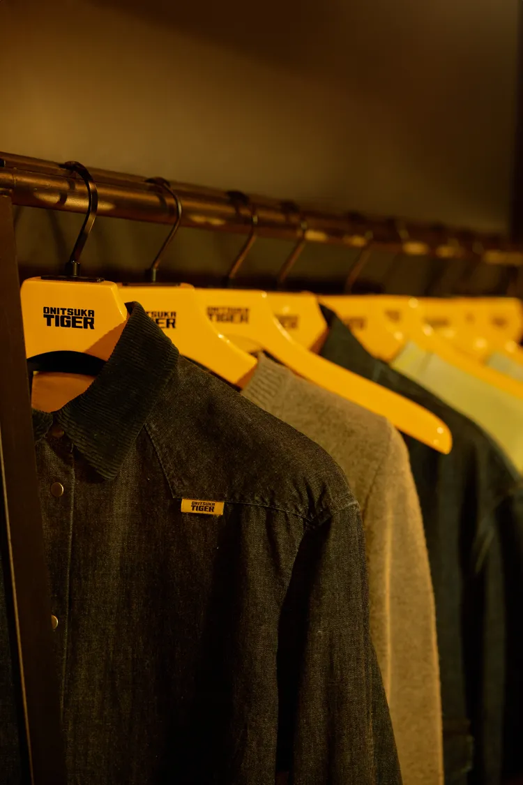 「ONITSUKA TIGER DENIVITA」系列以俐落剪裁輕鬆融入日常造型。品牌提供