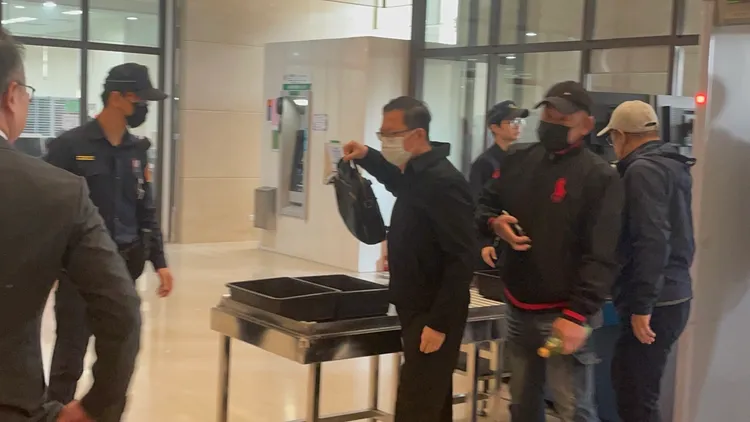 鄭文燦排隊依序進入法院等候開庭。張沛森攝