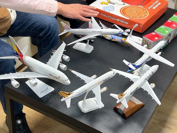 許智傑拿著手上的皮卡丘彩繪機模型，還與林月琴一起裝上了飛機模型的引擎。許智傑辦公室提供